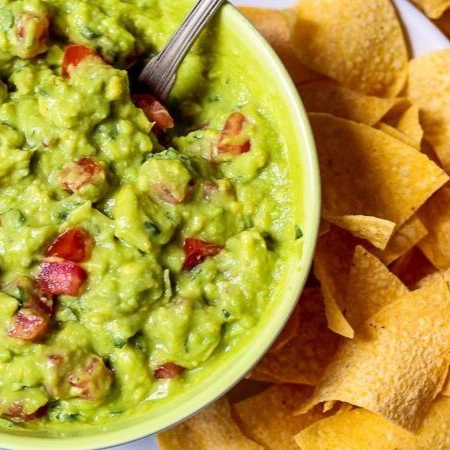 Deliciosa porção de 300 ml de guacamole, acompanhada de 100 gramas de nachos e 1 porção de 100 ml de sour cream. _____ tags _____ entrega rápida , grátis , 0 , 99 , 0800 , desconto , promoção , cupom , barato , oferta , melhor preço , frete grátis , presente , preço baixo , entre , mexicano , comida mexicana , culinária mexicana , guacamole , chilli , si , quesadillas , fajitas , pico de gallo , habanero , papas , carolina reaper , burrito , nachos , Doritos , tinga , pollo , parmegiana , sour cream , salsa roja , carnaval , combo , paleta , kitkat , bacon , melhor , rodízio , festival , masa , ancho , taco , chips , jalapeño , barbacoa , carne desfiada , marguerita , mojito , profugo , ique , graffiti , escapista , clandestino