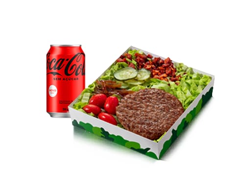 A Salada Mix com carne bovina combina alface, tomatinhos, cebola ao molho shoyu, picles e bacon triturado, com um hambúrguer de carne 100% bovina. Acompanha molho Caesar, azeite e vinagre e Bebida