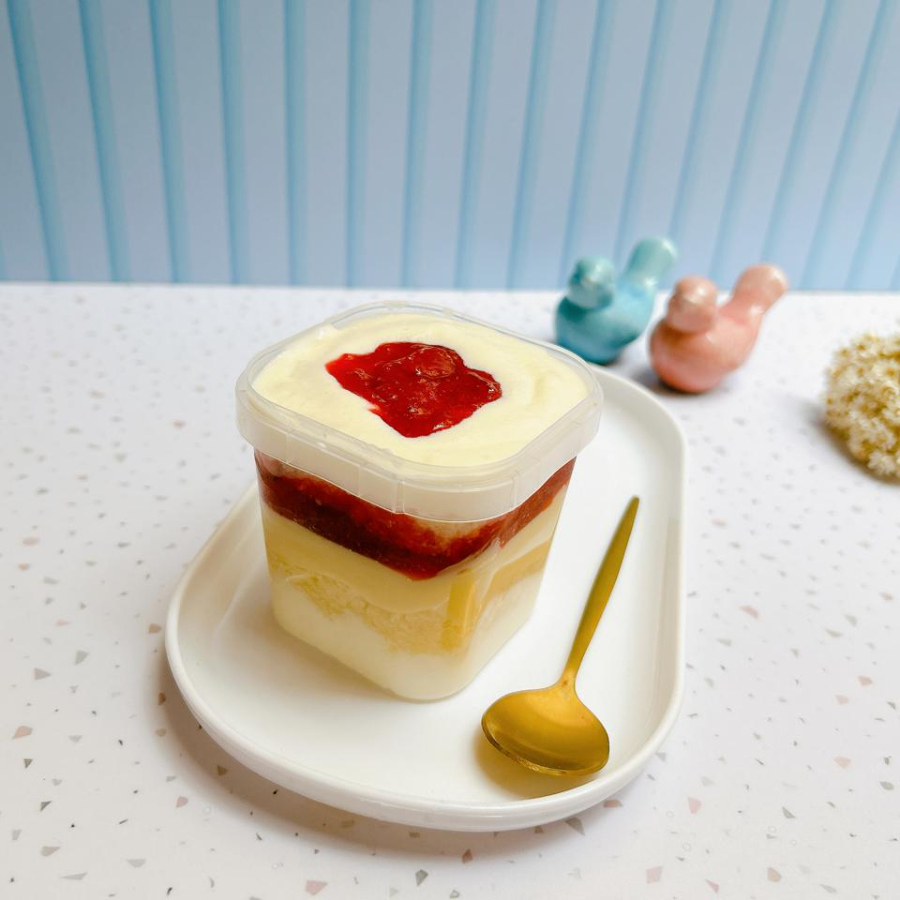 Bolo no pote com massa branca, creme de Ninho, brigadeiro de Ninho e geleia artesanal de morango.