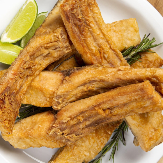 O tambaqui, um peixe de rio muito apreciado por seu sabor marcante, possui carne com boa quantidade de gordura e poucas espinhas. Uma porção de aprox 500 g.r.