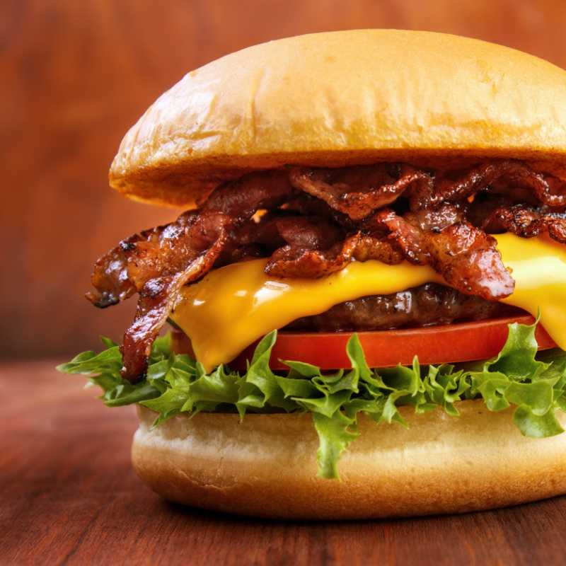 Hamburguesa con Tocino y Aguacate