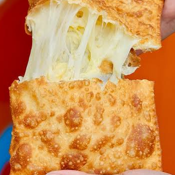 Deliciosa massa crocante recheada com queijo mussarela e orégano para dar aquele toque especial
