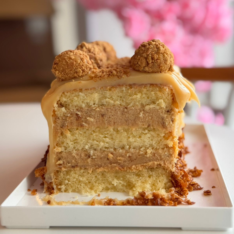 Massa amanteigada, creme especial feito com a pasta biscoff crocante, e finalizado com brigadeiro branco.
