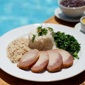 Arroz, feijão, farofa e mais um acompanhamento a sua escolha