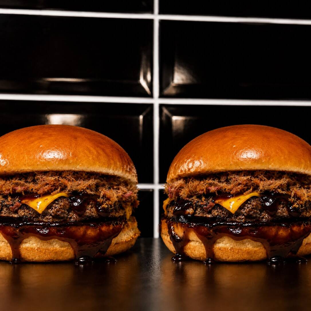 2 dos hamburguers mais pedidos da casa, o nosso delicioso mp40
Pão brioche amanteigado, blend de 120 gramas, queijo cheddar fatia, muito bacon e molho barbecue.