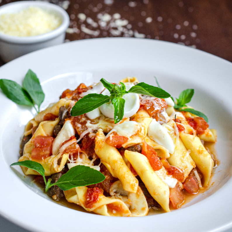 combinação de molho de polpa de pomodori e molho sugo, com cubos de mignon flambado, mozzarella de búfala, champignon laminado e manjericão - Porção generosa. Serve 1 pessoa com fartura. A imagem representa o molho. Escolha abaixo a massa de sua preferência para montar seu prato.