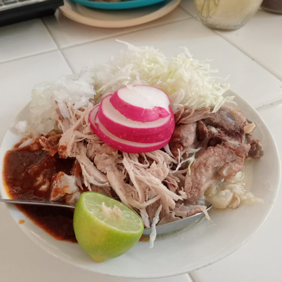 Pozole (con Caldo) Plato Grande