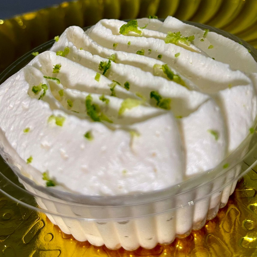 Farofa de biscoito amanteigado, mousse de limão, chantilly e raspas de limão