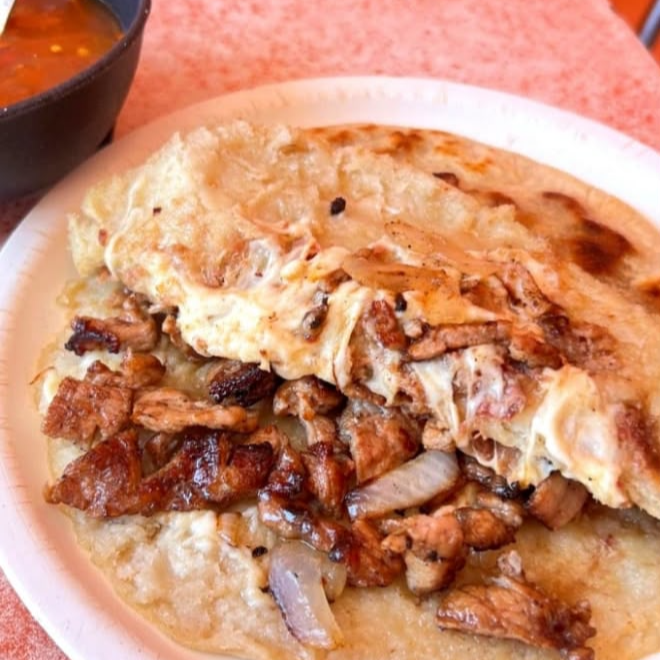 Gorditas de Migaja con Guiso