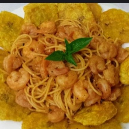 Pastas con Camarones y Patacones y refresco