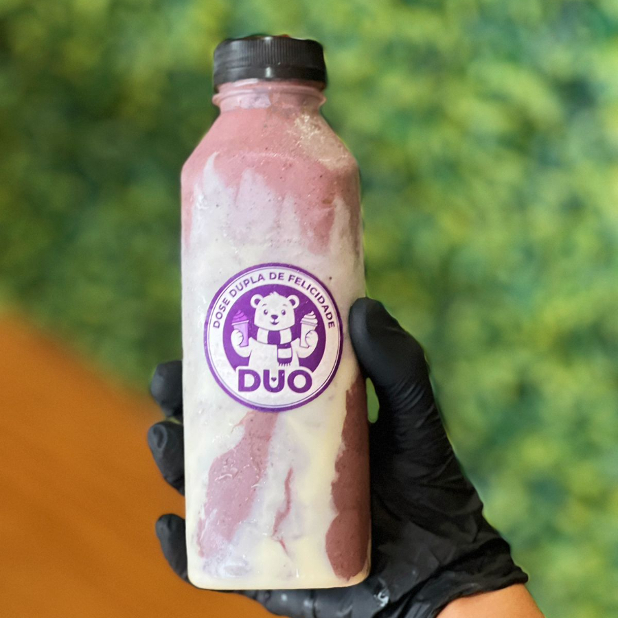 Açaí na Garrafa (Batidinha) Nossa batidinha de açaí na garrafa é prática, geladinha e perfeita pra qualquer hora do Dia. Açaí batido com leite, banana, leite condensado e leite em pó, ficando cremoso e docinho na medida certa. Opção pra quem busca vitamina de açaí, açaí com banana ou uma opção rápida e saborosa no delivery.