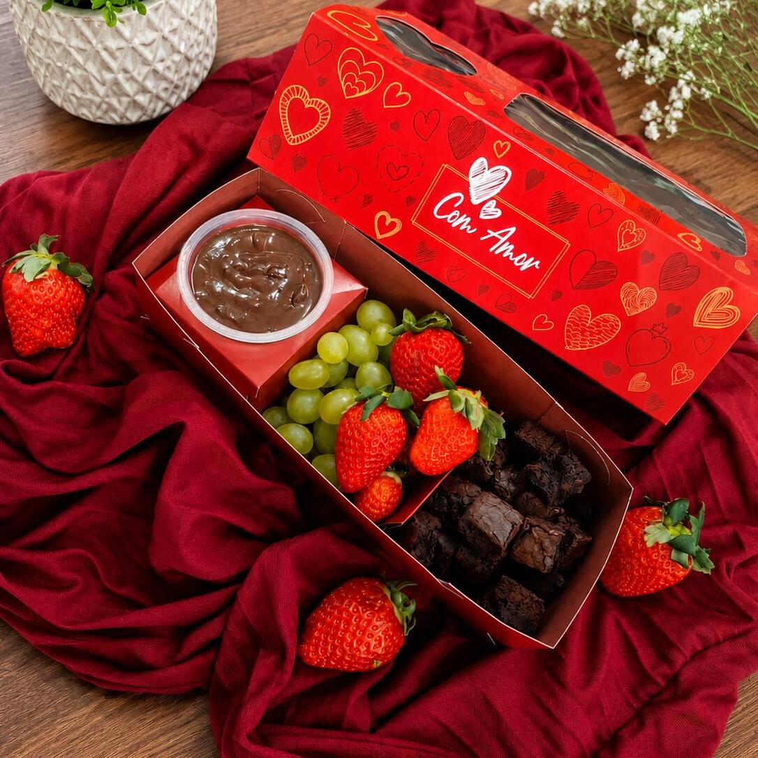 Um a combinação incrível para se deliciar sozinho ou compartilhar com alguém especial!!! Nossa caixa acompanha, pedaços de brownie, uvas, morangos, brigadeiro de Ninho e ao leite cremoso.