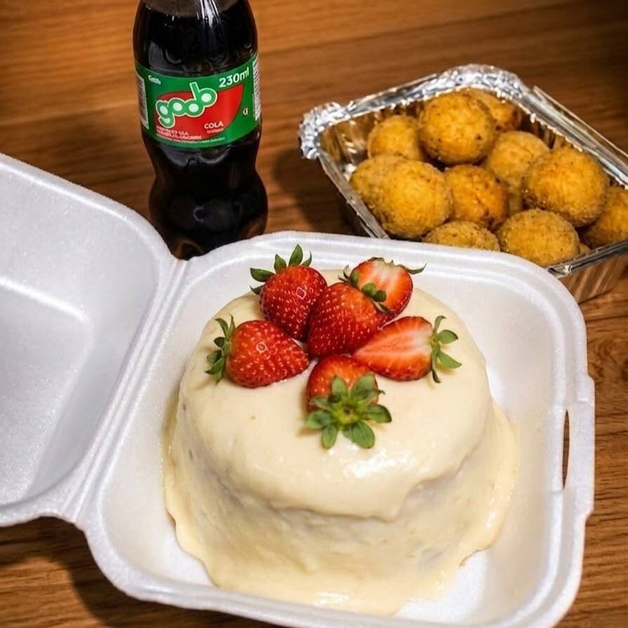 Bolo mini vulcão de Ninho com morangos, cremoso e delicioso, acompanhado de 10 minis salgados + 1 refrigerante Mini Goob.