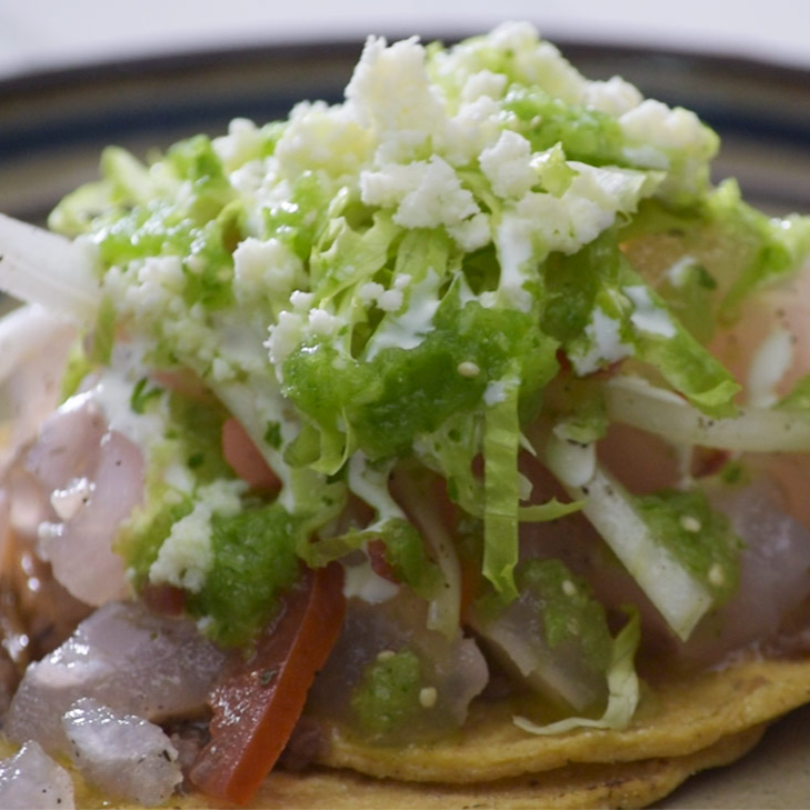 Tostada (Cueritos, o Pollo o Deshebrada)