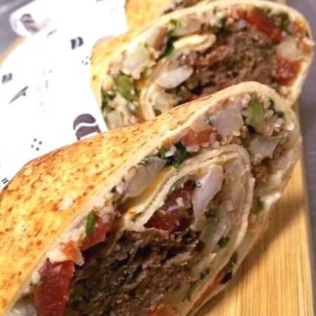 Tradicional sanduíche árabe de Kafta de carne .tabule e homus