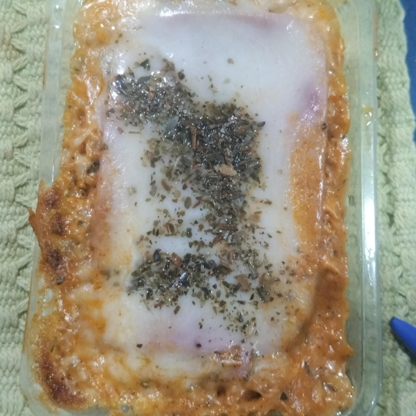 Lasanha caseira recheada com frango e molho cremoso.