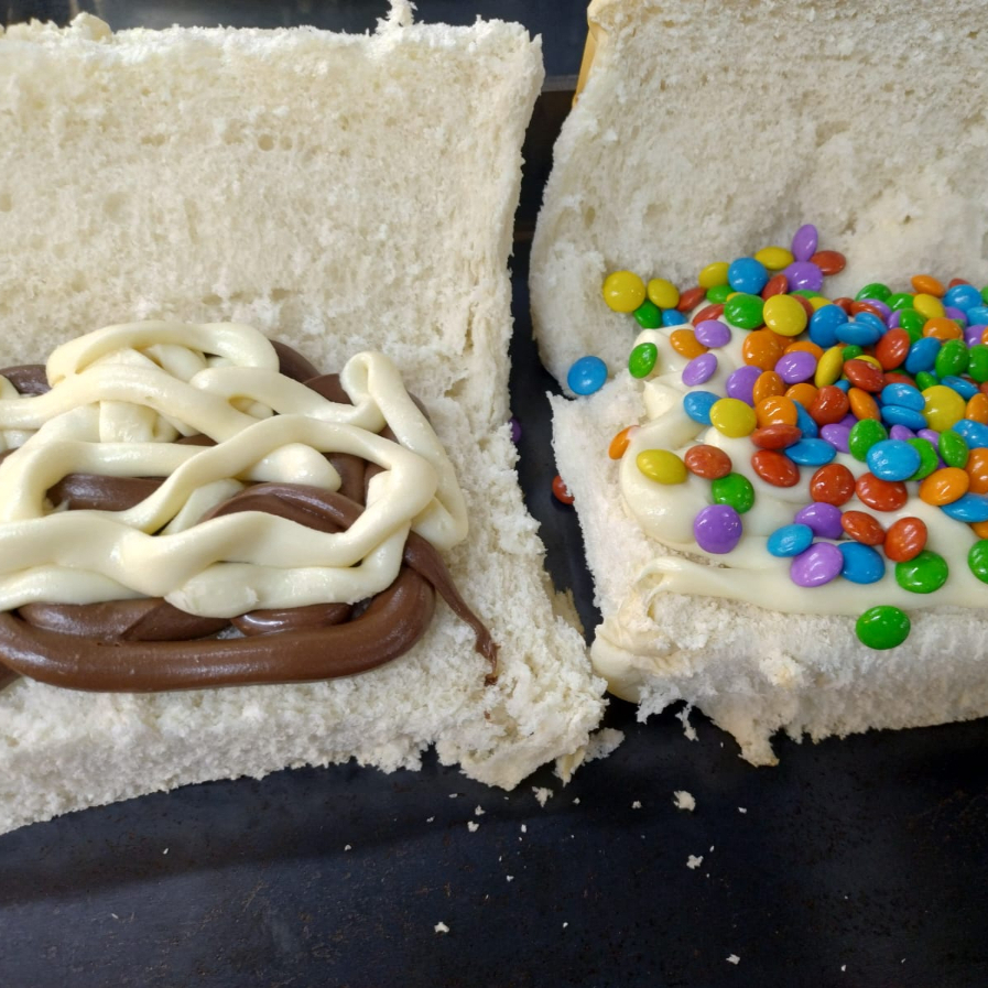 Pão, Chocolate Ao Leite, Chocolate Branco e Leite condensado