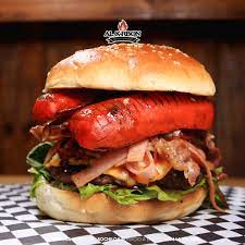 BURGER CON SALCHICHA DE ASAR