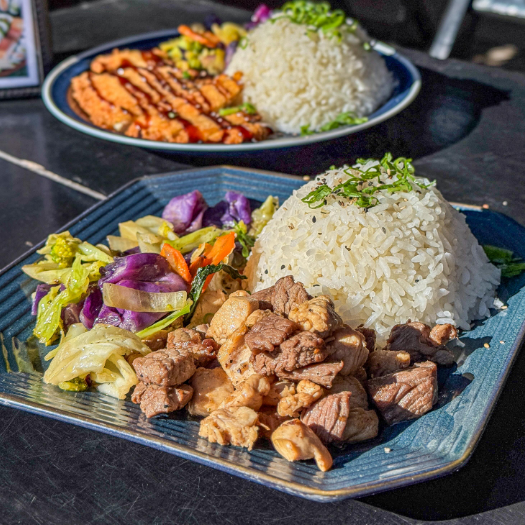 O teppanyaki é um prato muito gostoso e saudável com jeitinho de comida caseira, feito com carne bovina em cubinhos, frango e legumes refogados na manteiga, (uma deliciosa mistura de cebola com cenoura, brócolis, repolho verde e repolho roxo), acompanhado de arroz salpicado com gergelim e cebolinha. (Acompanha par de hashi)
