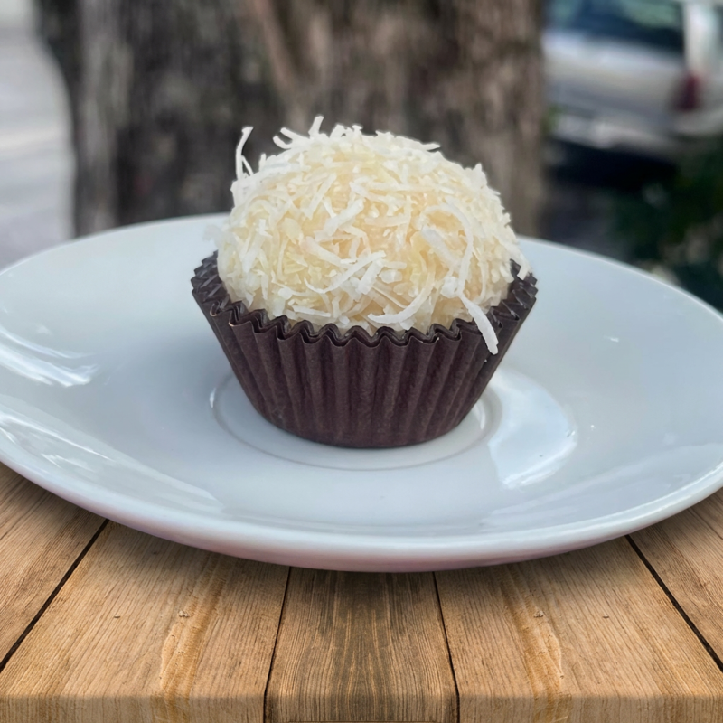 50g de um delicioso beijinho feito com leite condensado moça e coco. Envolto em coco ralado flocos.