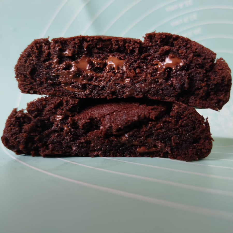 Cookie artesanal de 90g assado na hora com massa de chocolate feito com cacau 100% e gotas de chocolate meio amargo. Crocante por fora e macio por dentro, com sabor intenso e equilibrado.