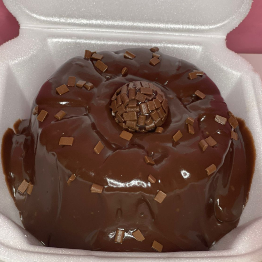 Massa fofinha de chocolate, combina o doce equilibrado com o leve amargor do chocolate, criando uma explosão de prazer a cada mordida.