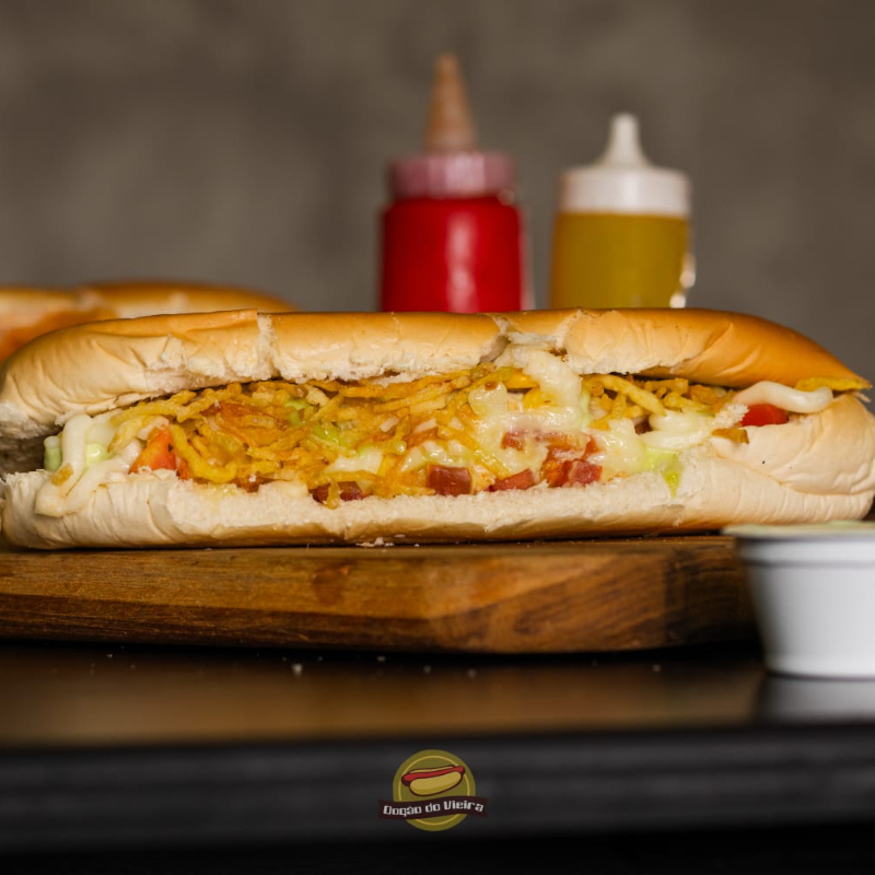 Pão especial, duas vinas perdigão, tomate,milho,maionese caseira,catupiry e batata palha.