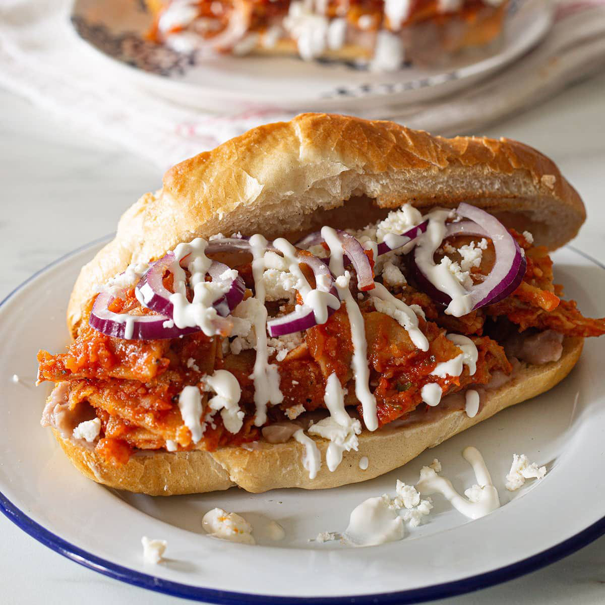 Torta de Chilaquiles Rojo con Pollo