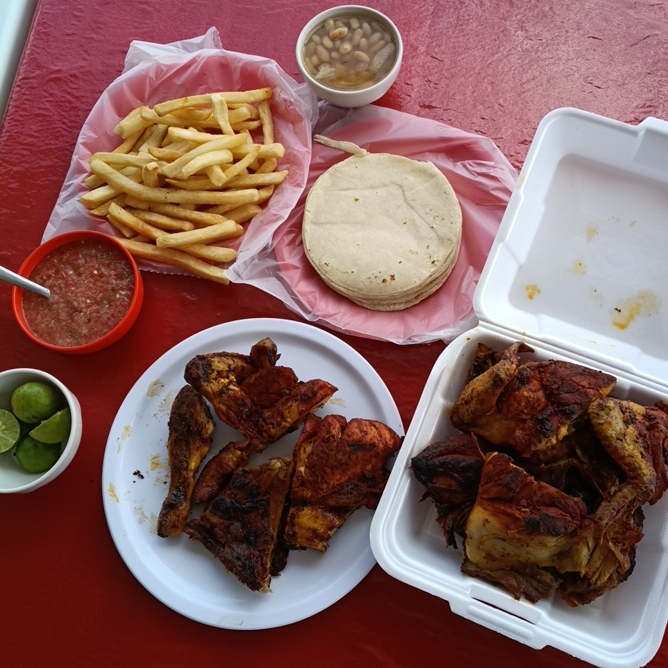 #5 1 Pollo y 1/2 1 Orden de Papas Sopa o Frijol