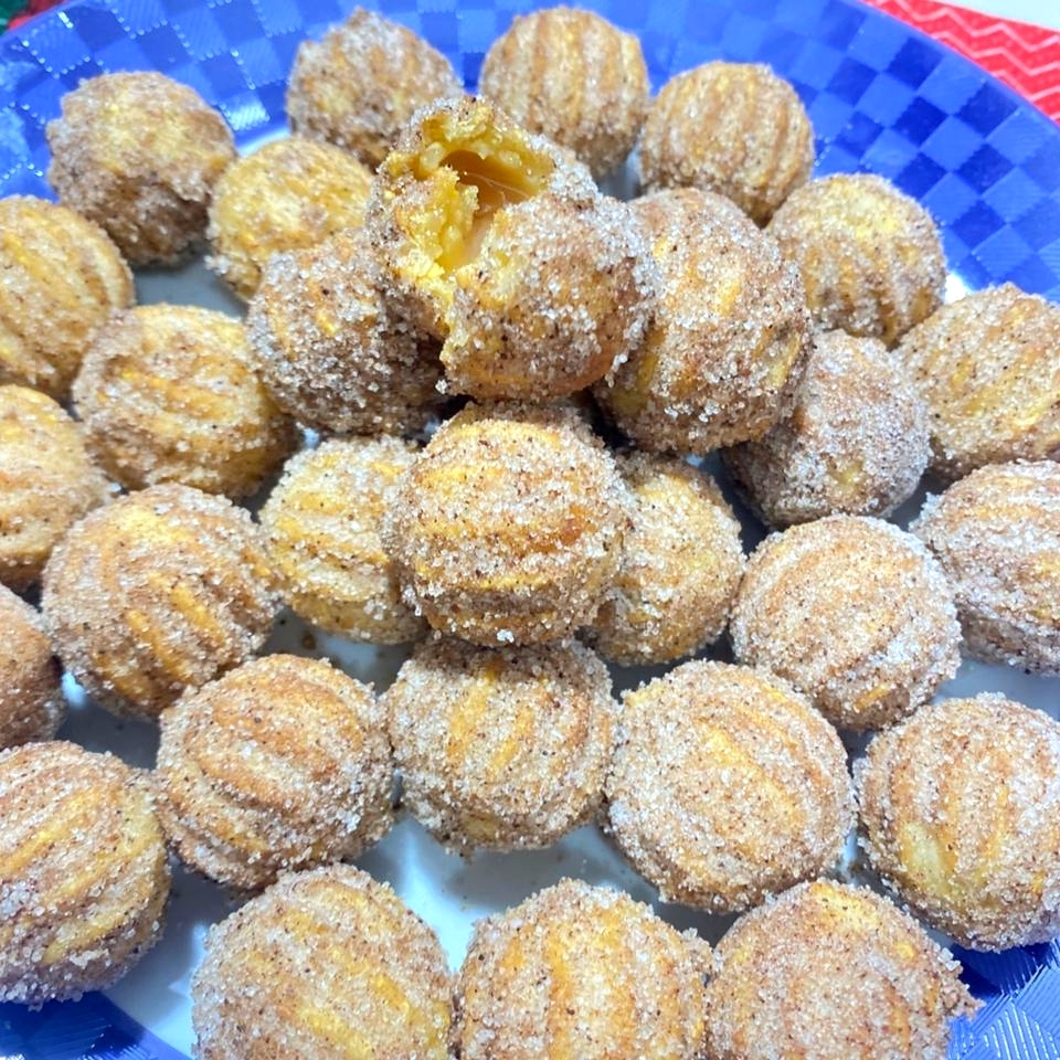 Delicioso churros com recheio de doce de leite, massa caseira e feitos com muita dedicação e amor ❤️