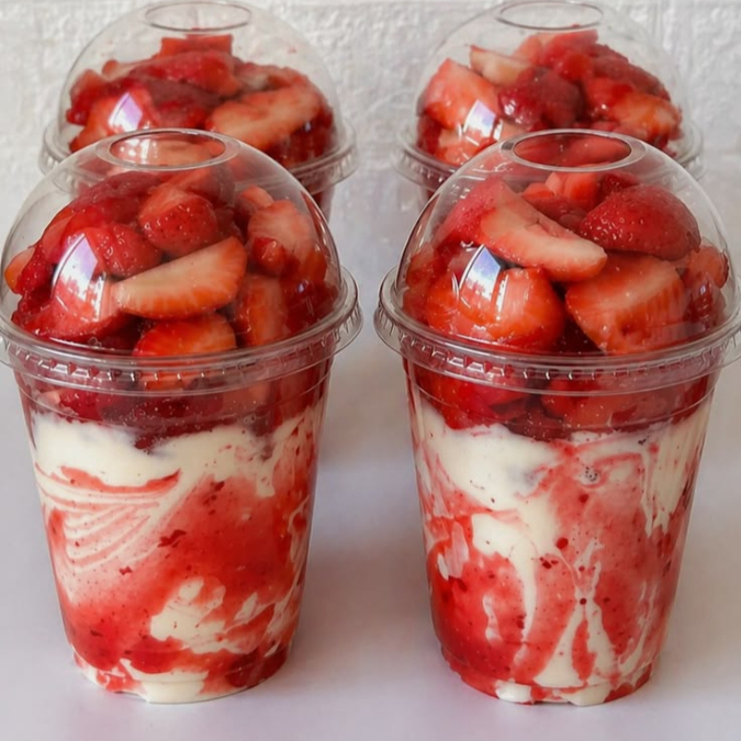 Vaso Grande de Fresas Con Crema 16 Oz