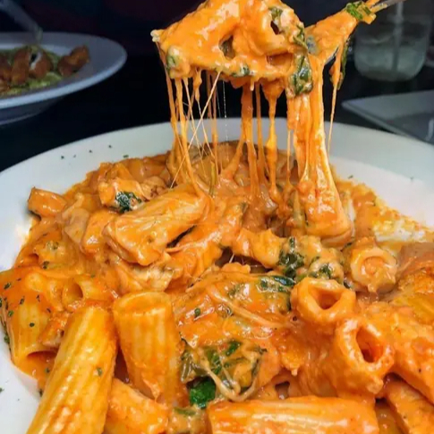 Prepare-se pra uma verdadeira explosão de queijo! Uma camada generosa, puxenta e irresistível que transforma cada garfada em puro prazer. É pra quem ama queijo de verdade e não aceita pouco. 😍🔥