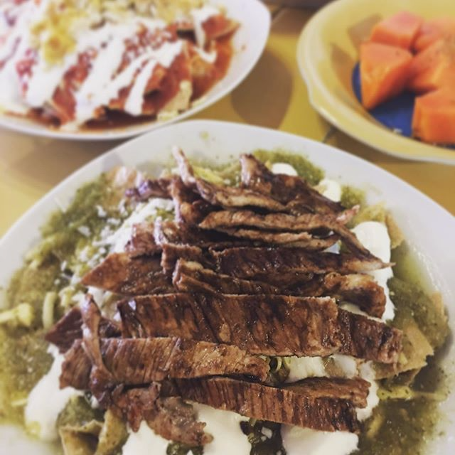 Chilaquines con Bistec