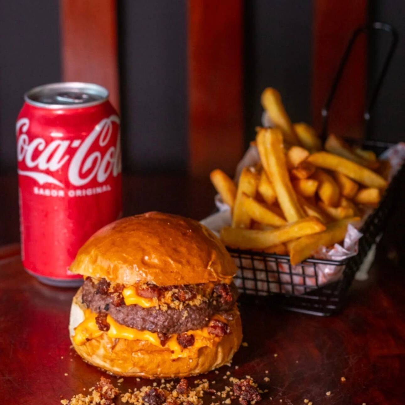 Pão brioche, 120gr de carne premium, lotado de cheddar cremoso e bacon em crispy.
+ BATATA FRITA GRÁTIS + Pepsi lata