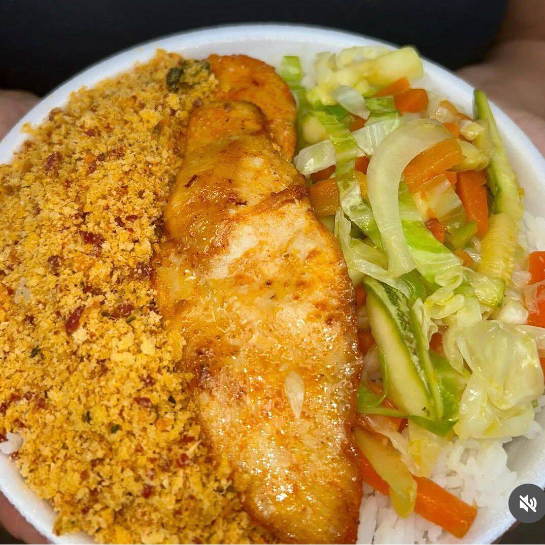 Frango na chapa acompanha arroz, feijão e dois acompanhamentos da sua escolha.