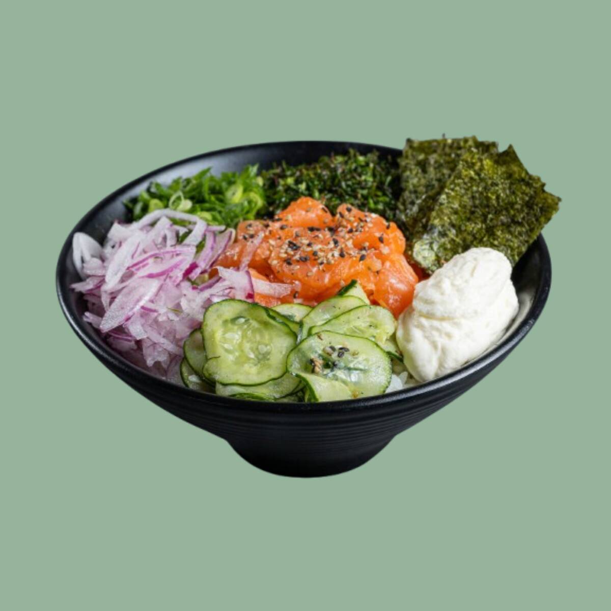 Salmão fresco em cubos, couve crispy cebola roxa, sunomono, nori, cebolinha, cream cheese e mix de gergelim. Base de shari (arroz japones temperado)