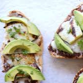MOLLETES CON AGUACATE
