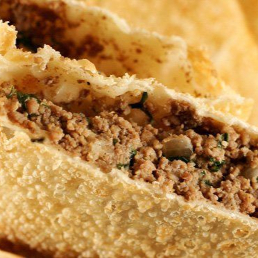 Nosso pastel de carne especial vem com o dobro de recheio, garantindo mais sabor e suculência.