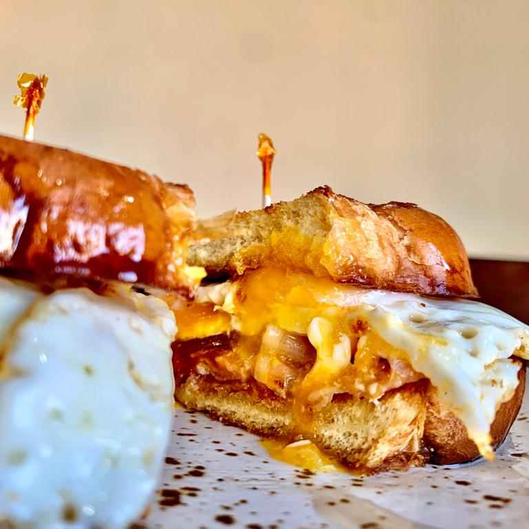 Egg & Bacon Con Papas Fritas