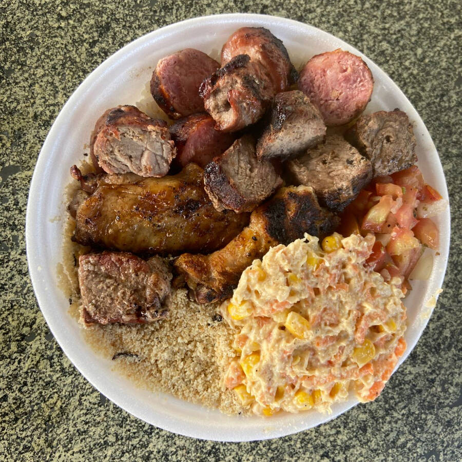 Arroz,farofa,vinagrete,salpicao e churrasco