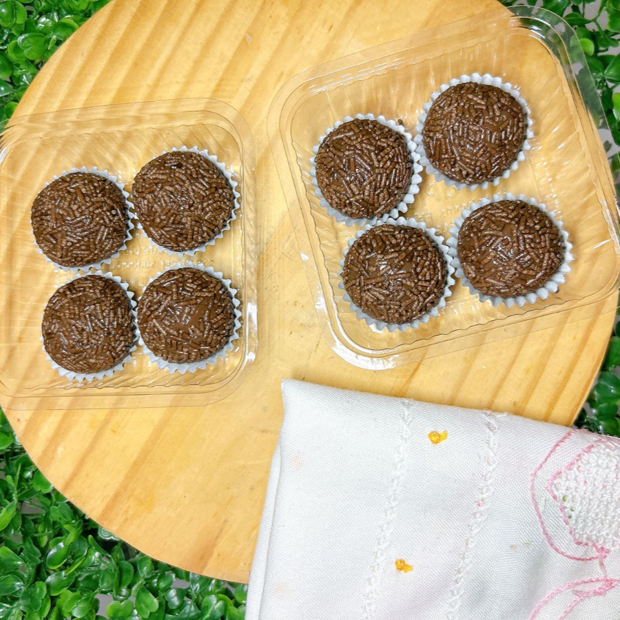 Bateu a vontade de um doce de verdade? Nossos brigadeiros são feitos com ingredientes premium, sem excesso de açúcar e com textura aveludada. ✅ Chocolate Nobre ✅ Feito à mão ✅ Entrega rápida. 18g cada unidade!