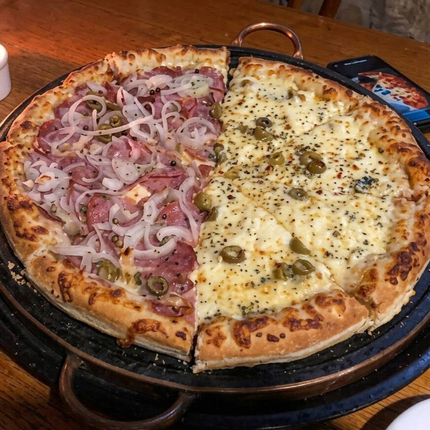 Pizza - 1/2 Quatro Queijos + 1/2 Calabresa