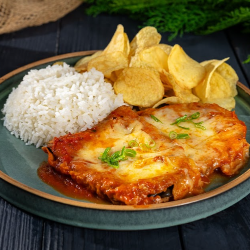 Berinjela à Parmegiana com molho de tomate caseiro, queijo derretido, batatas chips crocantes e arroz soltinho.