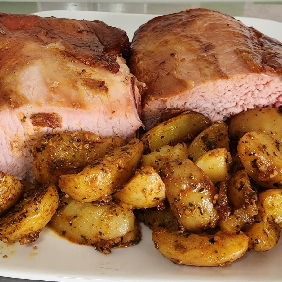 Nosso lombo defumado é daquele tipo que chega no prato todo elegante, macio e cheio de sabor. Suculento e com aquele aroma que faz a fome aparecer antes mesmo da primeira garfada. Dizem que combina com tudo… mas a verdade é que ele rouba a cena sozinho. 😄🔥