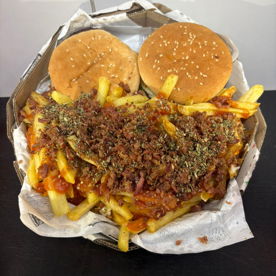 2 Hambúrguer (Pão, ovo, carne, salada, ketchup, queijo, presunto, requeijão, maionese de alho e batata palha)
Batata (Cheddar, bacon, calabresa e orégano)