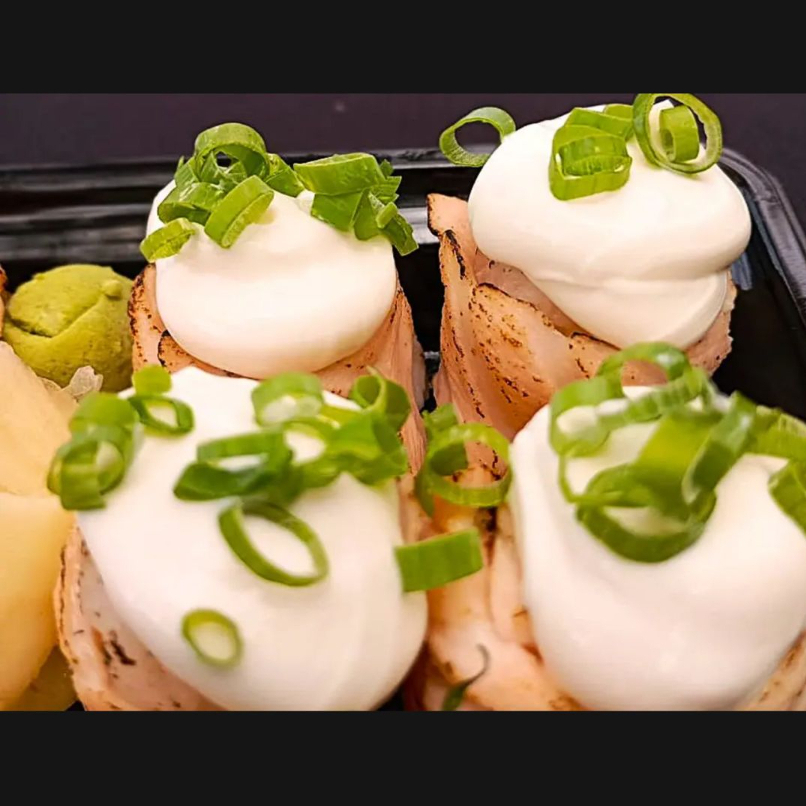 4 Unidades - Salmão maçaricado, arroz, cream cheese e cebolinha.