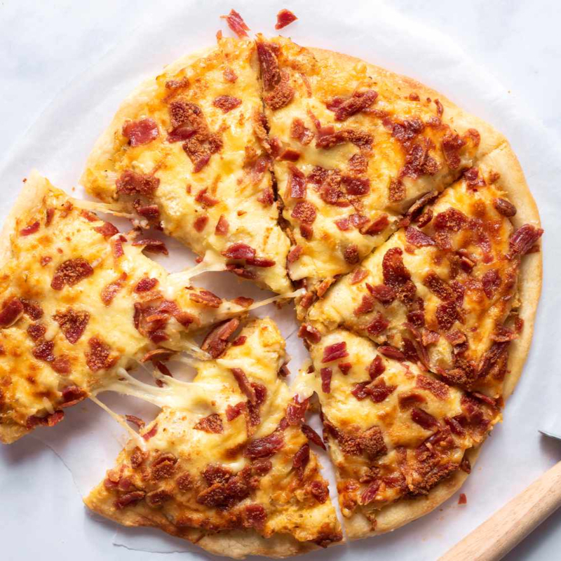 Pizza de bacon, mussarela, molho de tomate, cebola, tomate, orégano e azeitona