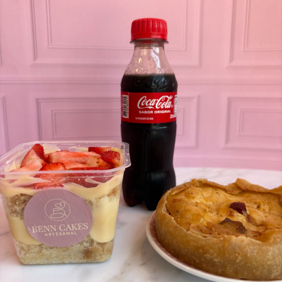 Esse combo junta um brownie recheado de doce de leite super cremoso , uma quiche caprichada e ainda leva 1x Coca-Cola 200ml.