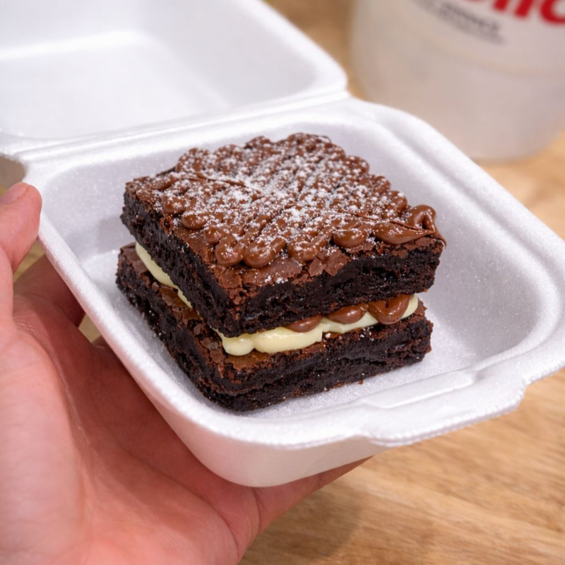 Brownie recheado de brigadeiro de ninho e nutella, coberto com brownie e nutella.