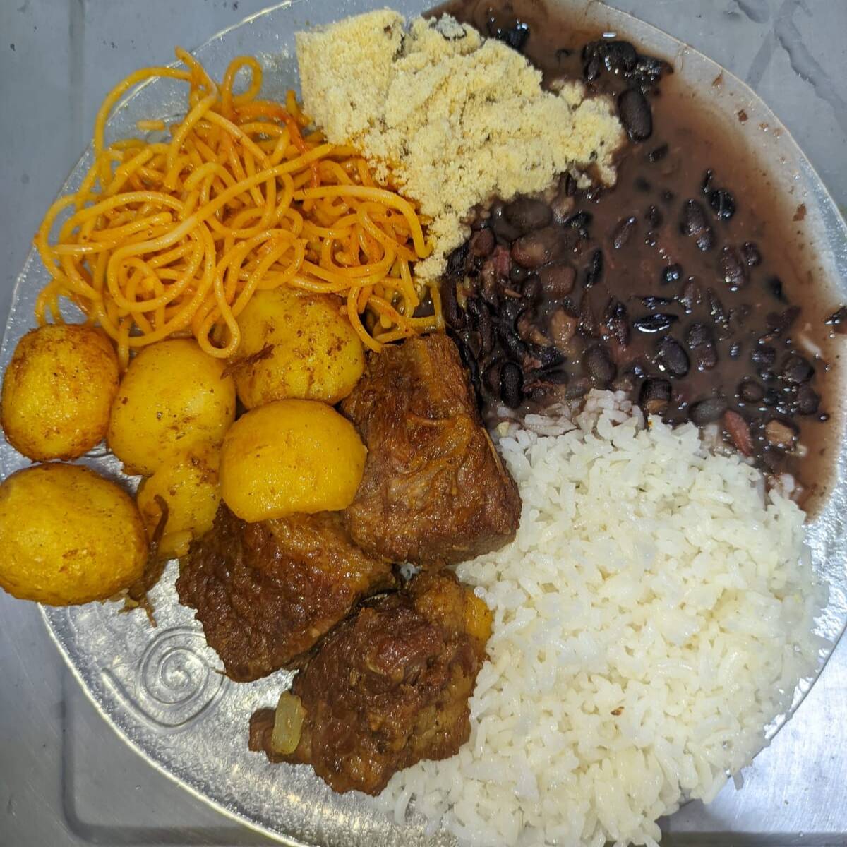 Deliciosa carne com batata corada, arroz, feijão, macarrão e farofa